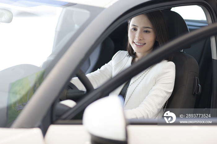 年轻女子在4S店选购汽车