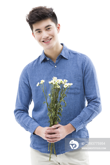 年轻男子拿着一束花