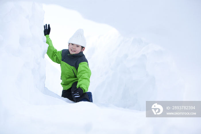 小男孩在雪地嬉戏