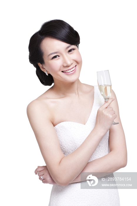 优雅的女人手拿香槟酒杯