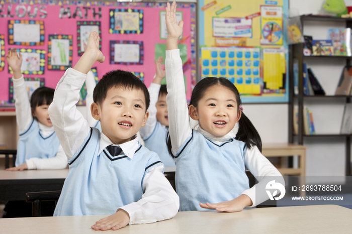 小学生在课堂举手