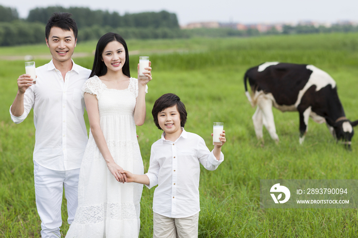 端着牛奶的快乐家庭
