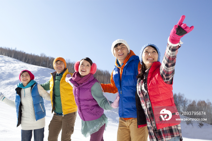 时尚青年男女在滑雪场