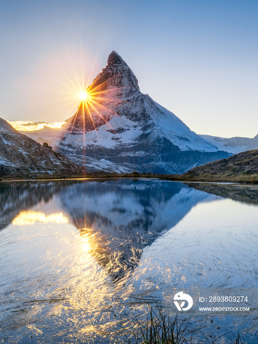 Schweizer Alpen的Riffelsee和Matterhorn