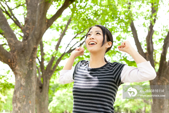 年轻的亚洲女子在森林里放松