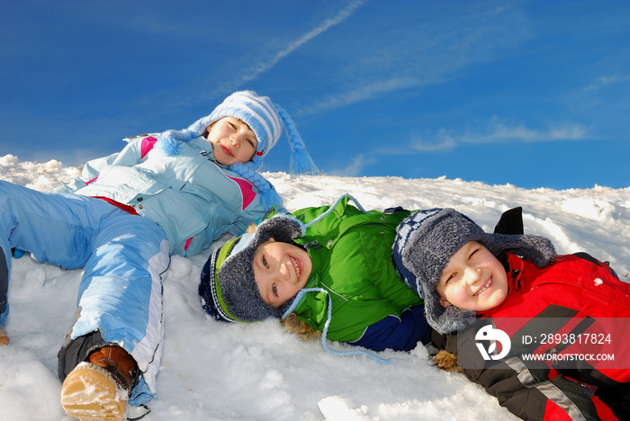 孩子们在雪地里玩耍