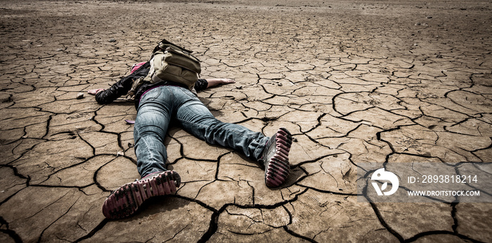 人躺在干燥的地面上