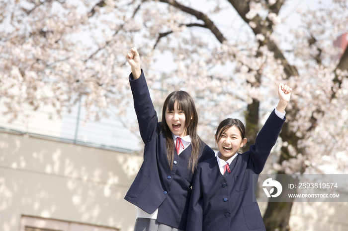 两个摆出胜利姿势的女中学生