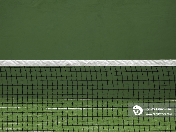 网球拍场在绿色的墙壁背景。