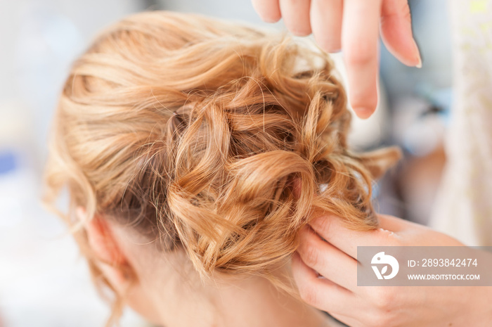 Acconciatura sposa capelli lunghi biondi raccolti