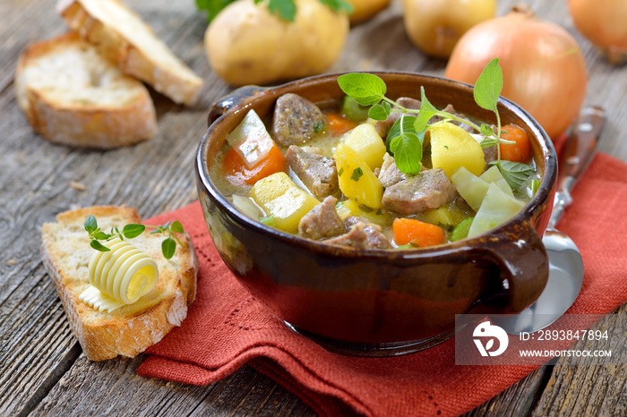 Irish Stew mit Lammfleisch, Kartoffeln und weiterem Gemüse in der Keramikschale serviert