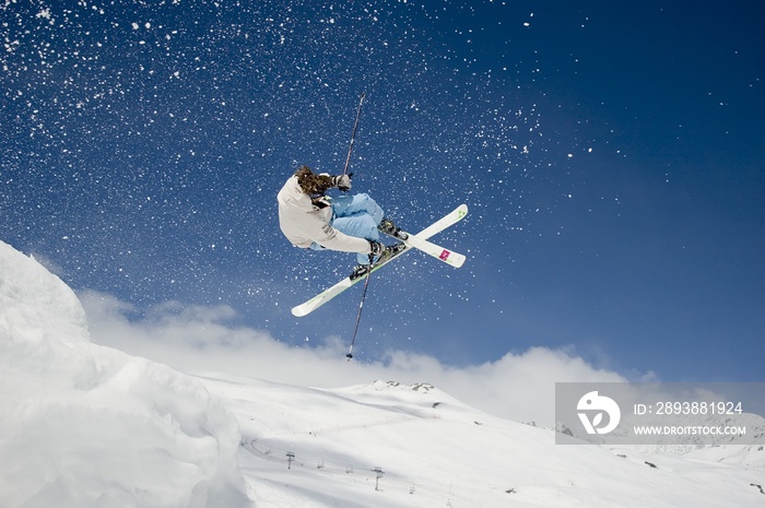 滑雪者在空中跳得很高