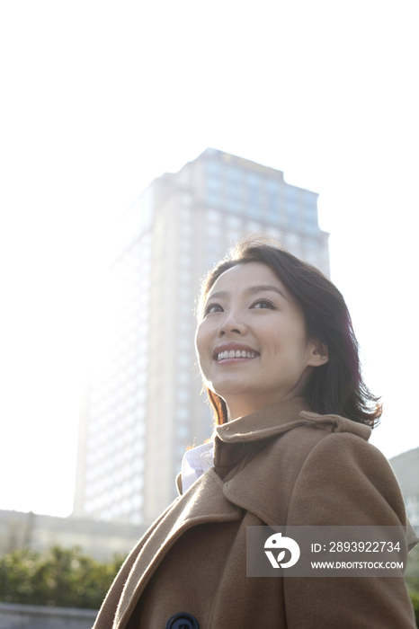 商务女士在户外