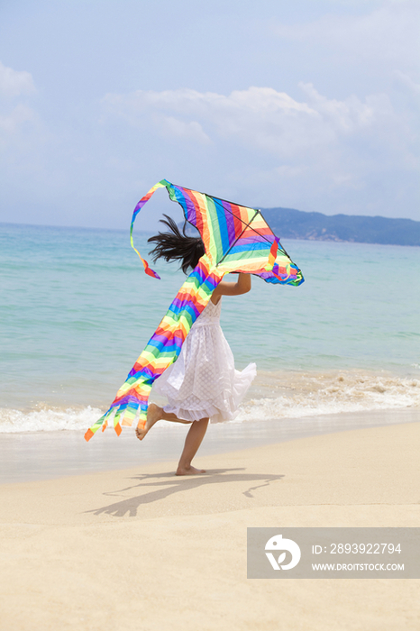 小女孩在海边放风筝
