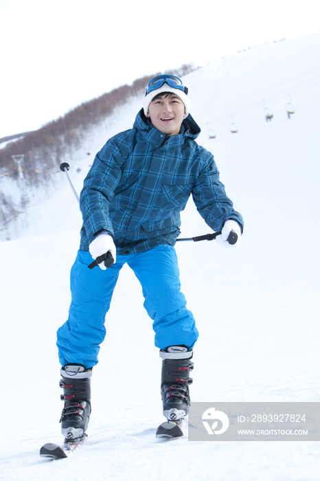 时尚青年男子在滑雪场