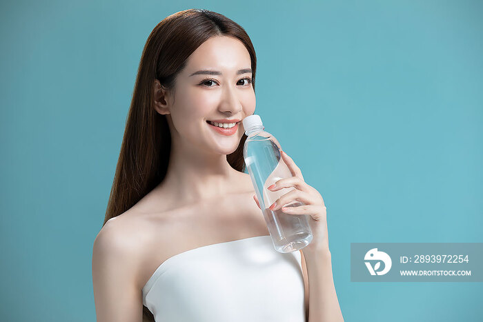 年轻女子拿着一瓶水