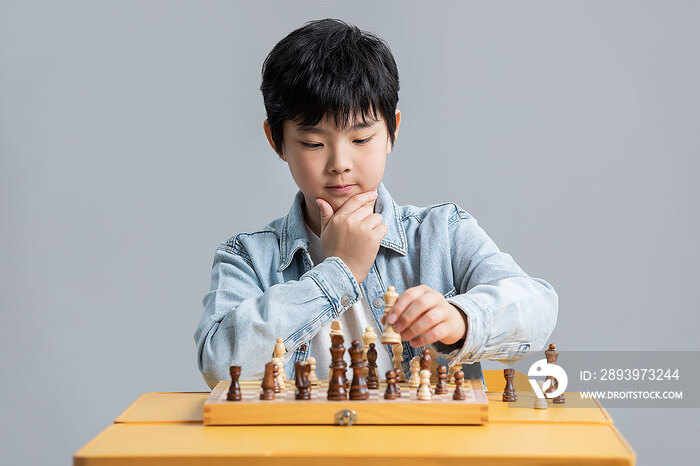 男孩下国际象棋
