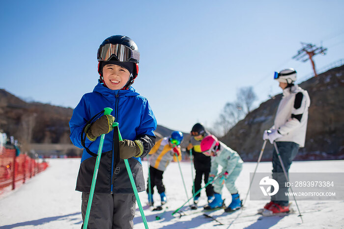 孩子们跟着教练在户外学滑雪