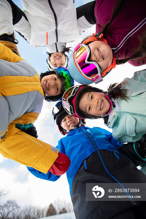 孩子们和教练在滑雪场玩