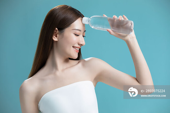 年轻女子拿着一瓶水