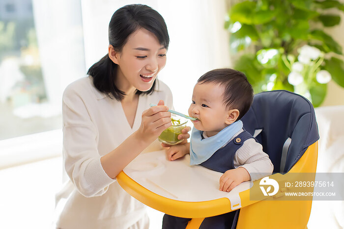 年轻妈妈给宝宝喂食