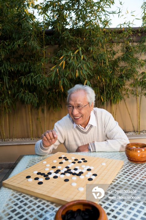 父子在院子里下棋