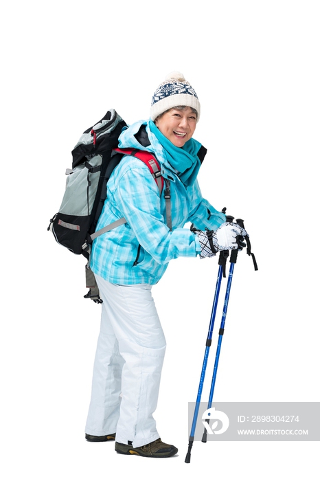 老年女人冬季登山旅行