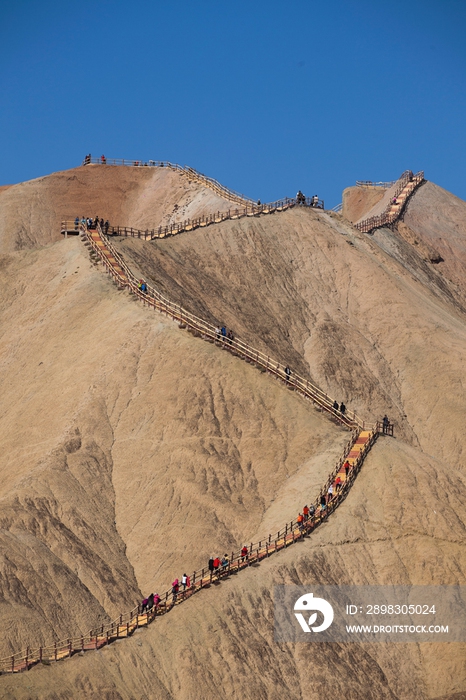 甘肃丹霞地貌游人登山