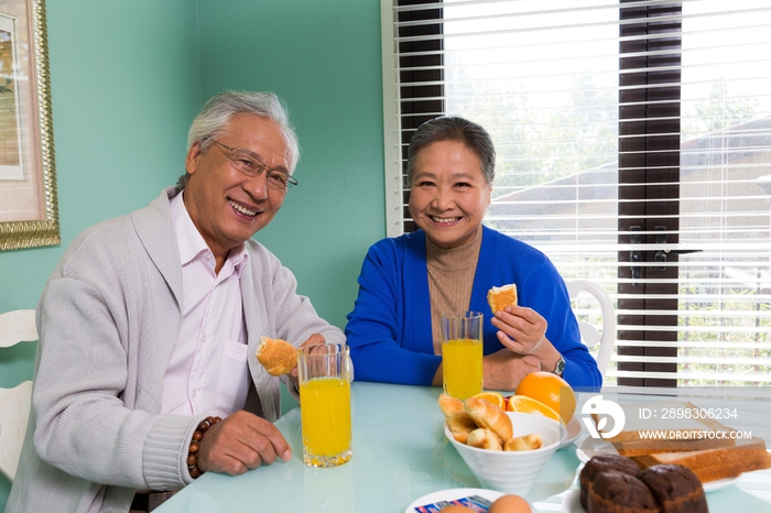 老年夫妻在餐厅用早餐