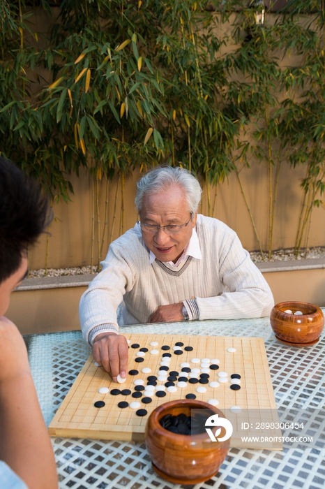 父子在院子里下棋