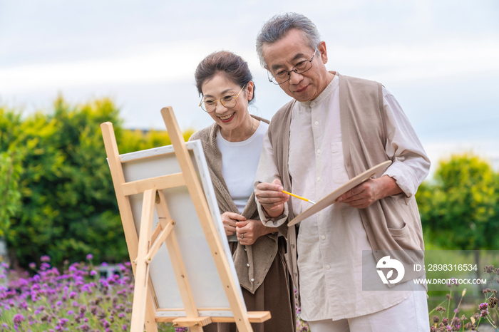 老年夫妻在画画