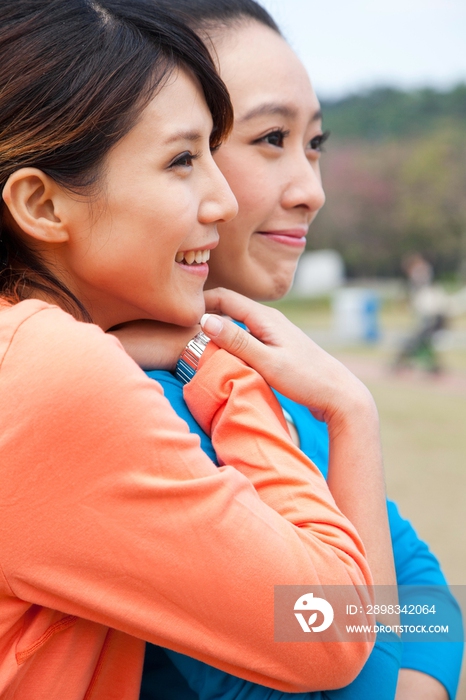 年轻女人在郊外