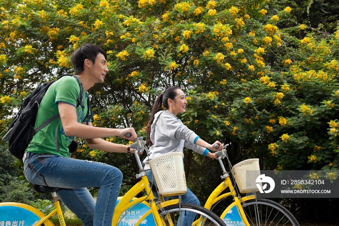 年轻大学生在校园里骑车