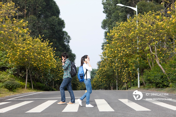 年轻大学生过马路