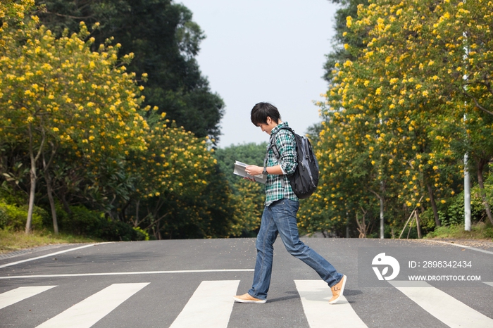 一个年轻男大学生过马路