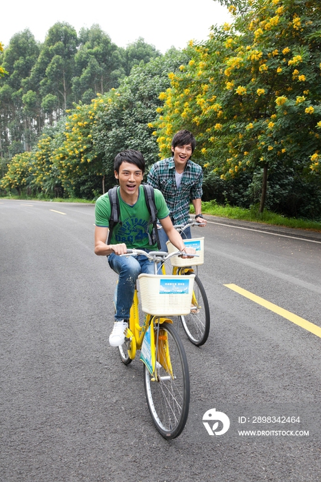 年轻大学生在校园里骑车