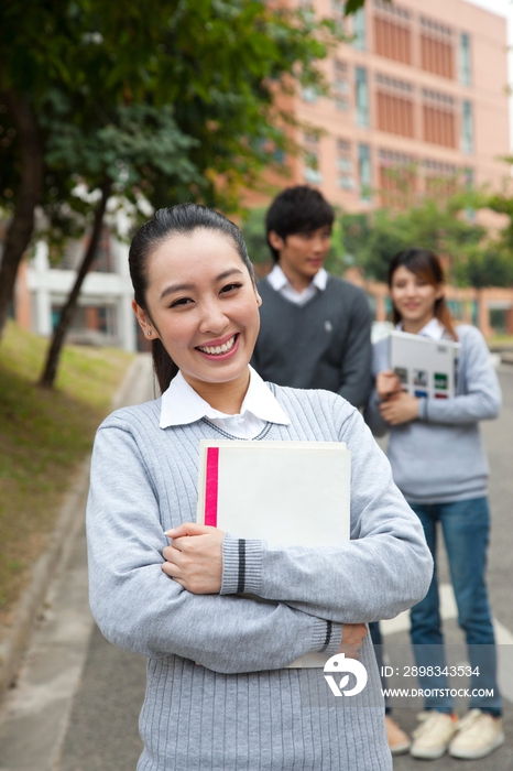 年轻大学生在校园里漫步