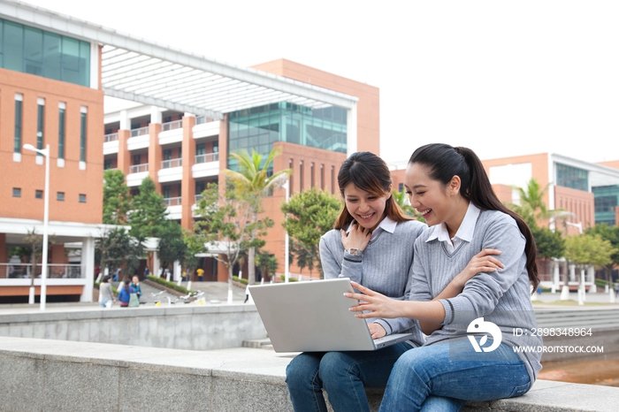 年轻大学生在校园里使用笔记本电脑