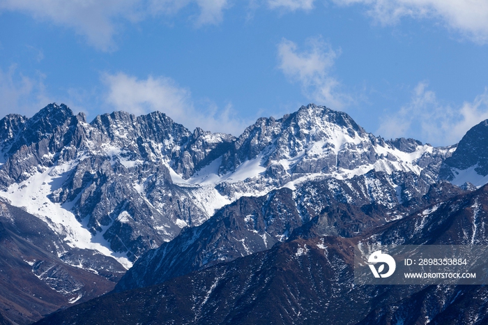 在巴郎山远眺四姑娘山