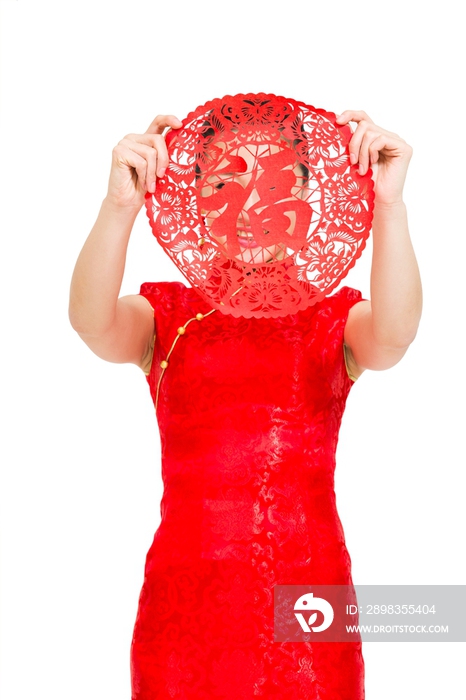 棚拍穿红色旗袍的年轻女人拿着福字剪纸