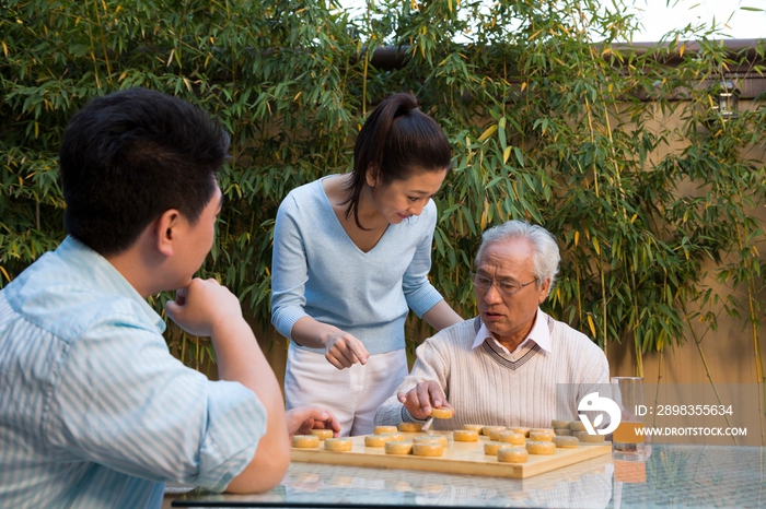 父子在院子里下棋