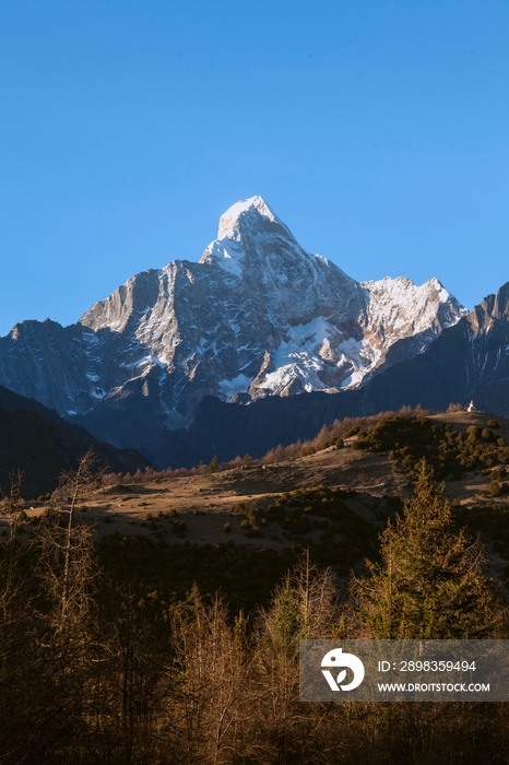 在巴郎山远眺四姑娘山