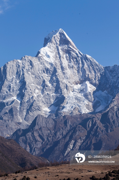 在巴郎山远眺四姑娘山