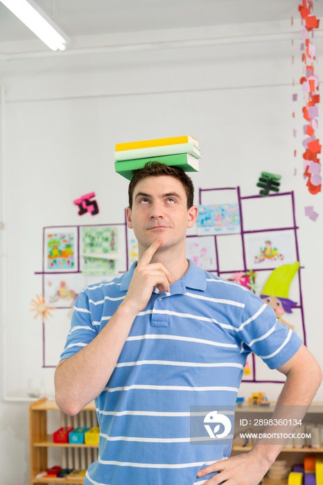 幼儿园外教男老师头上顶着书