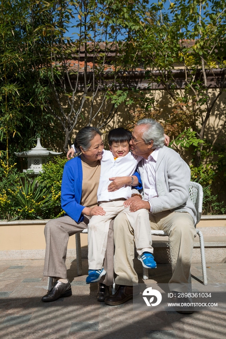 一家人在院子里