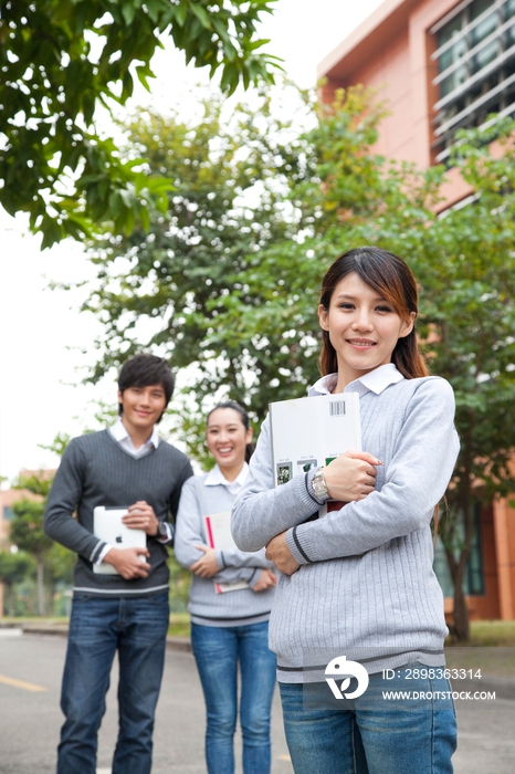 年轻大学生在校园里漫步