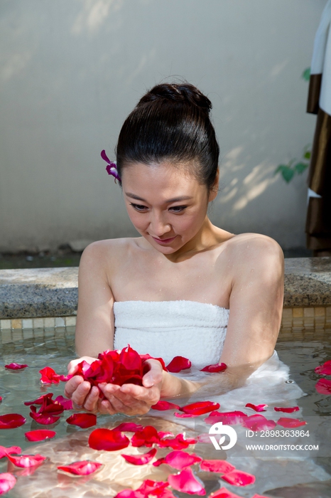 年轻女人泡温泉