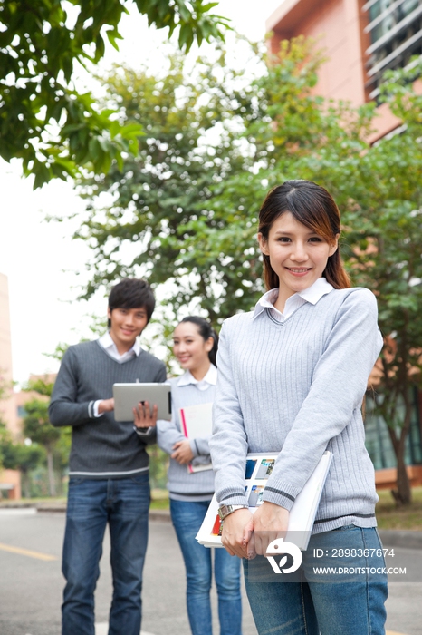 年轻大学生在校园里漫步