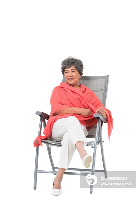 中老年女人坐在沙滩椅上
