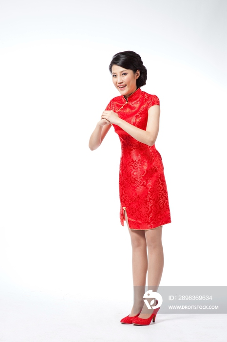 棚拍节日身穿红色旗袍的年轻女人